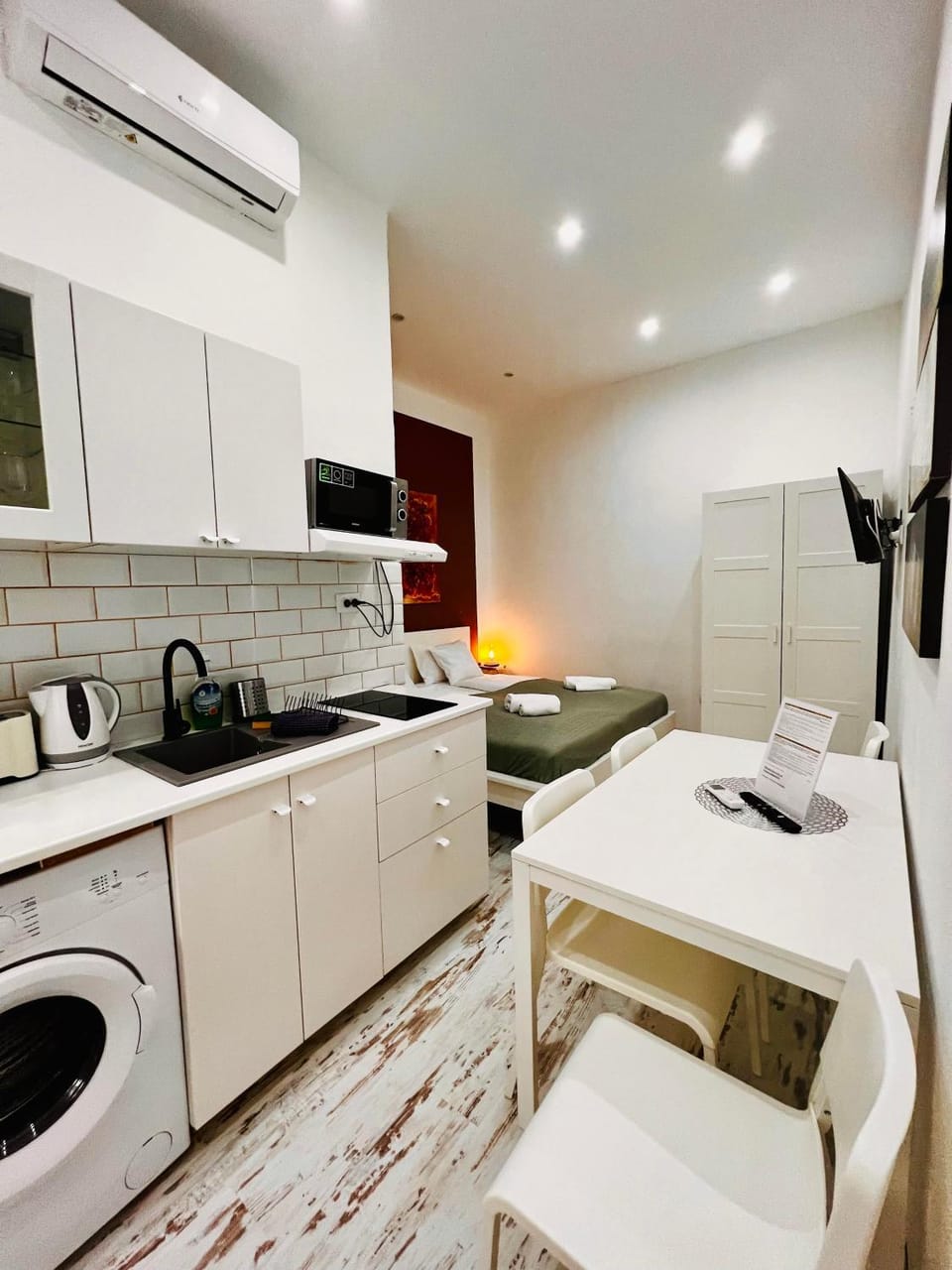 Bed, TV and multimedia, Coffee/tea facilities, Kitchen or kitchenette, microwave, stove, toaster, wardrobe, washing machine, air conditioner