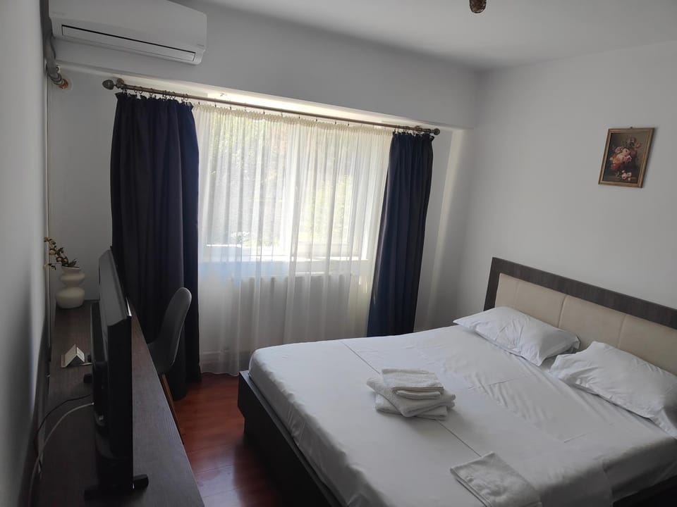 Bed, Photo of the whole room, Bedroom, towels, air conditioner