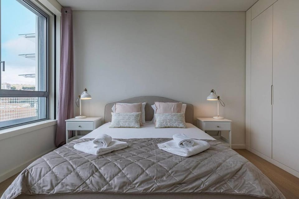 Bed, Bedroom, towels