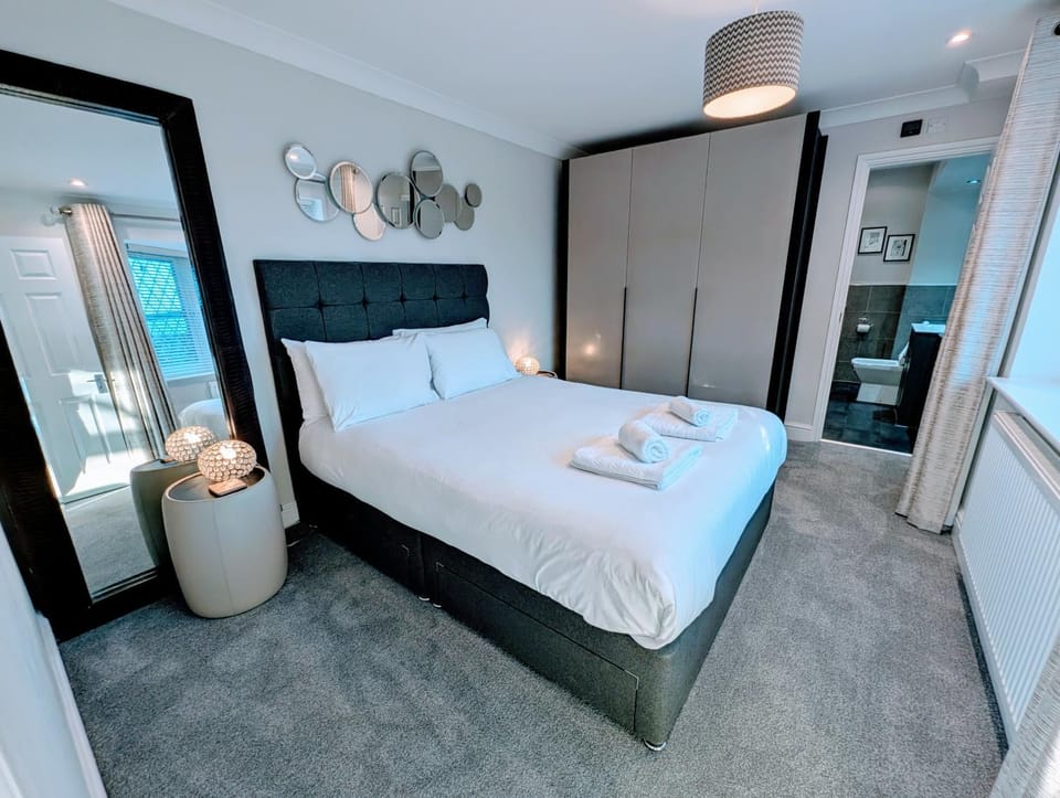Thames Riverside Retreat Serene 3 Bed Bungalow House in Weybridge