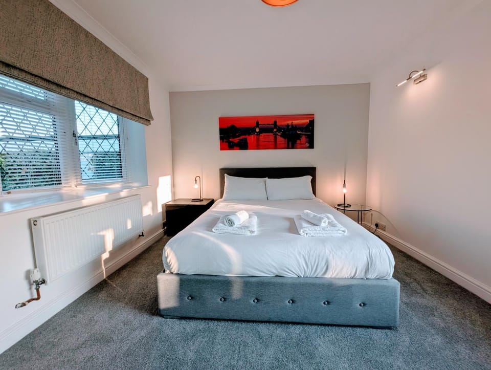 Thames Riverside Retreat Serene 3 Bed Bungalow House in Weybridge