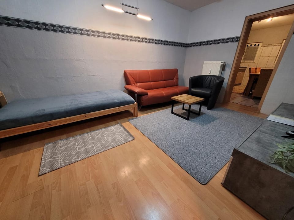Communal lounge/ TV room, Garden, TV and multimedia, Living room, Seating area, Bedroom, internet