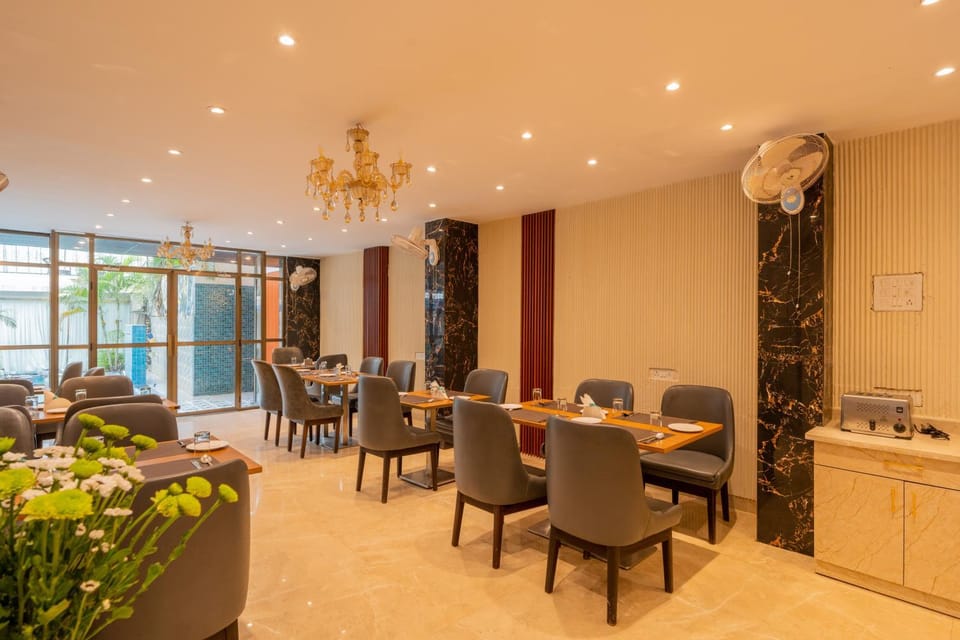 Restaurant/places to eat, Living room, Seating area