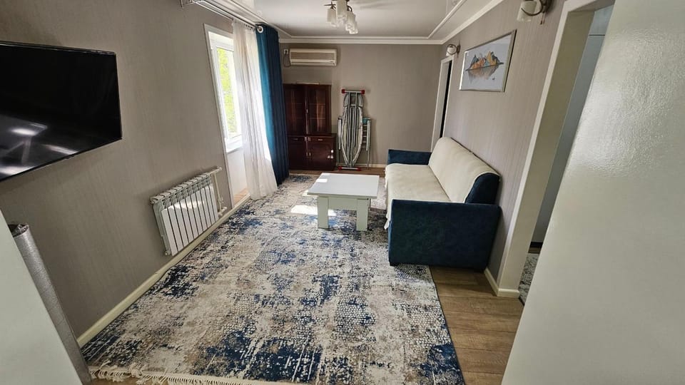 TV and multimedia, Living room, Seating area, internet, air conditioner