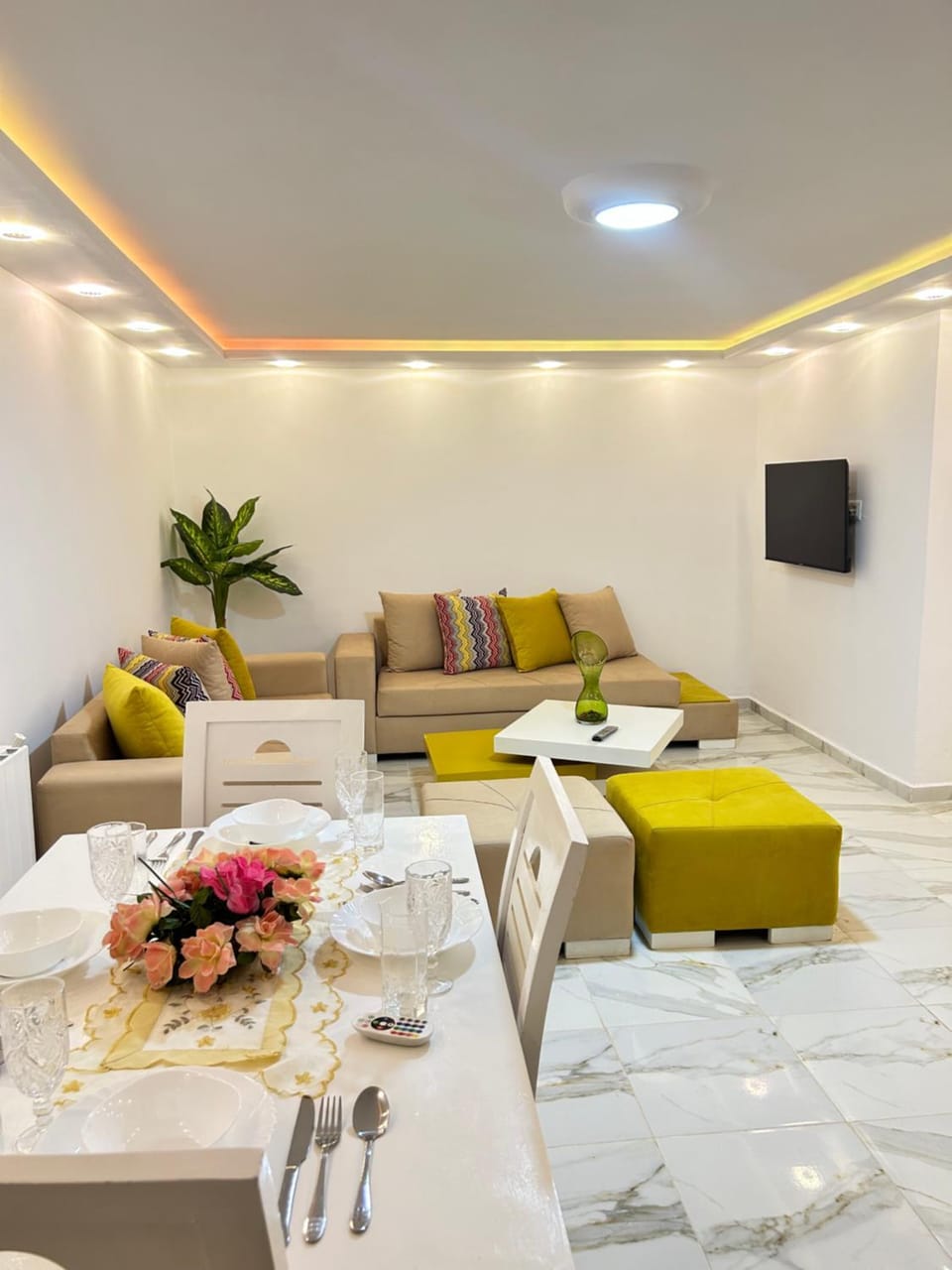 TV and multimedia, Living room, Seating area, Dining area