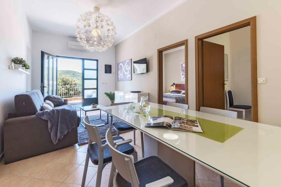 TV and multimedia, Living room, Seating area, Dining area, air conditioner