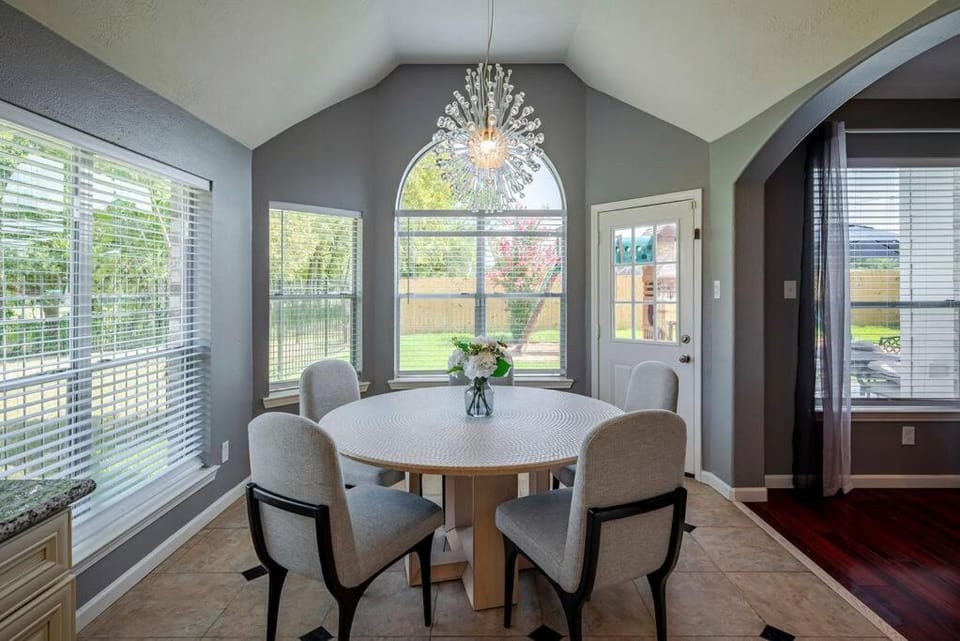 Beautiful 4-bedroom House with Nice Backyard House in Houston