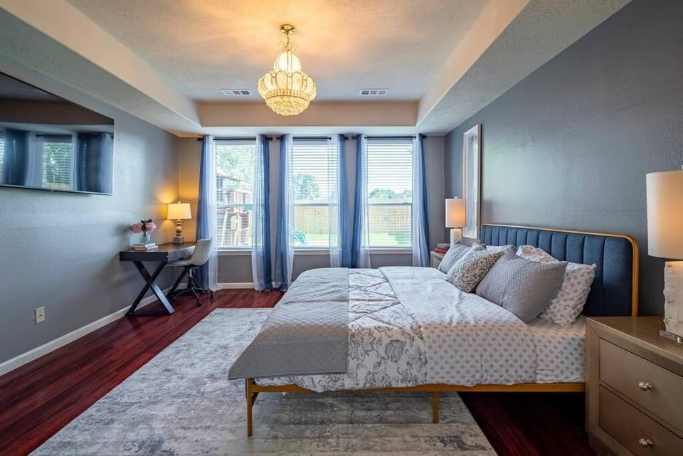 Beautiful 4-bedroom House with Nice Backyard House in Houston