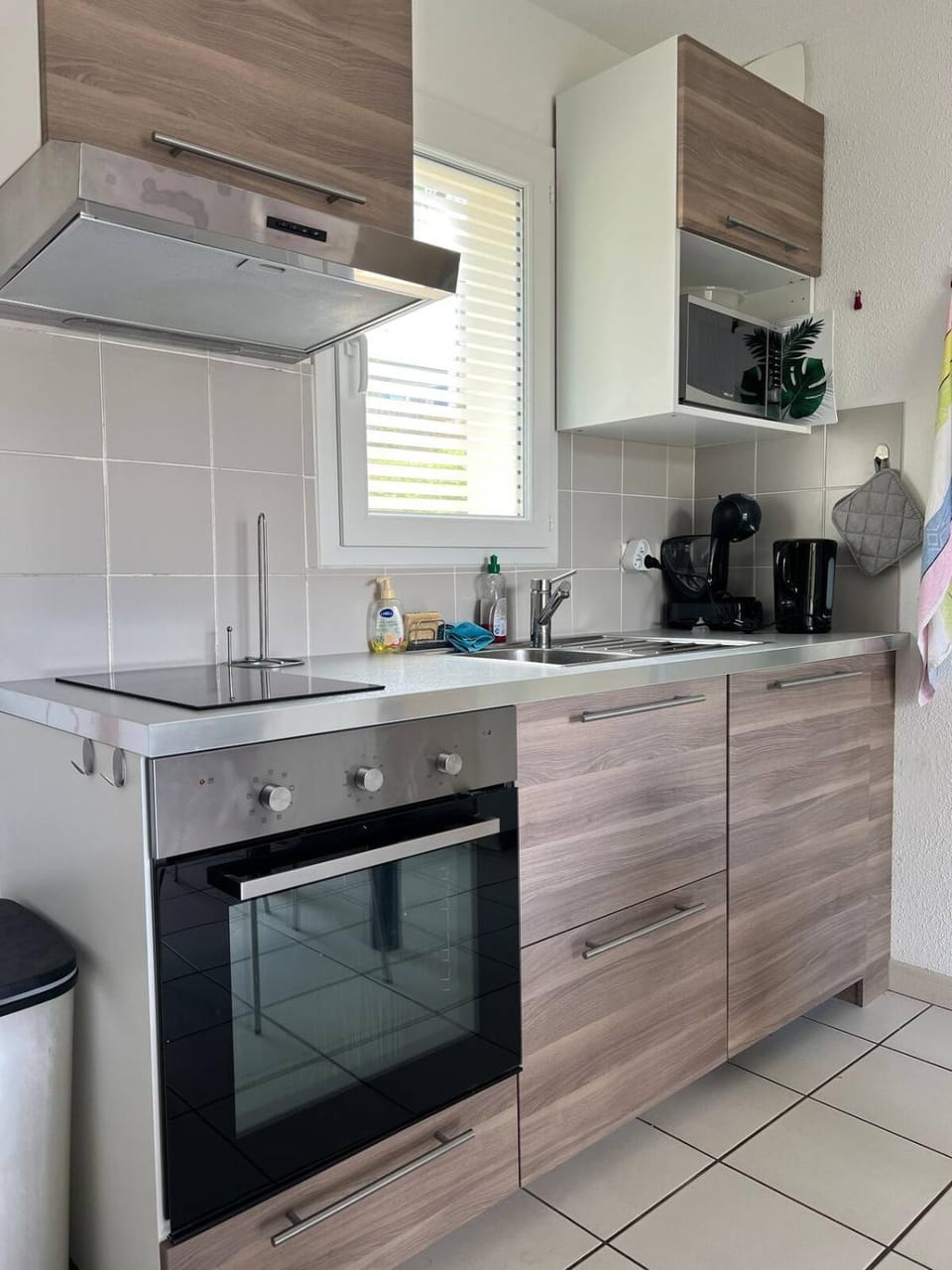 Kitchen or kitchenette, dishwasher, stove, toaster