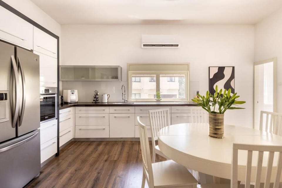 Sunlit Oasis Heart of the City by SeaNRent House in Tel Aviv-Yafo