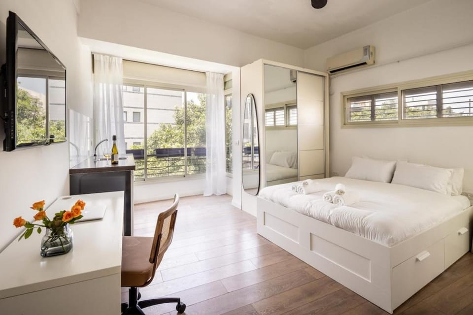 Sunlit Oasis Heart of the City by SeaNRent House in Tel Aviv-Yafo