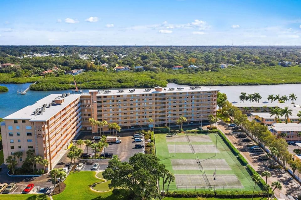 Property building, Day, Neighbourhood, Tennis court, Location, Parking