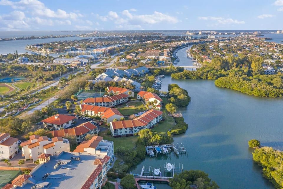 Property building, Day, Neighbourhood, Sea view
