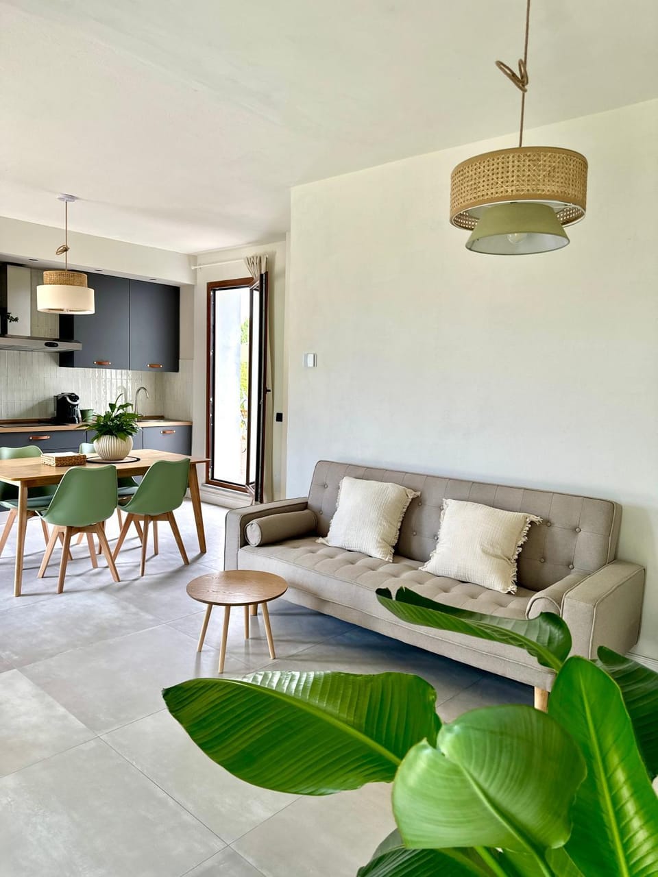 Kitchen or kitchenette, Living room, Seating area, Dining area