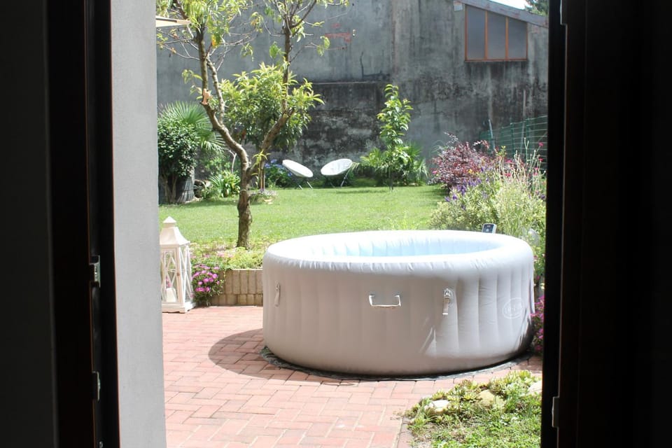 Garden, Garden, Hot Tub, Hot Tub, Garden view