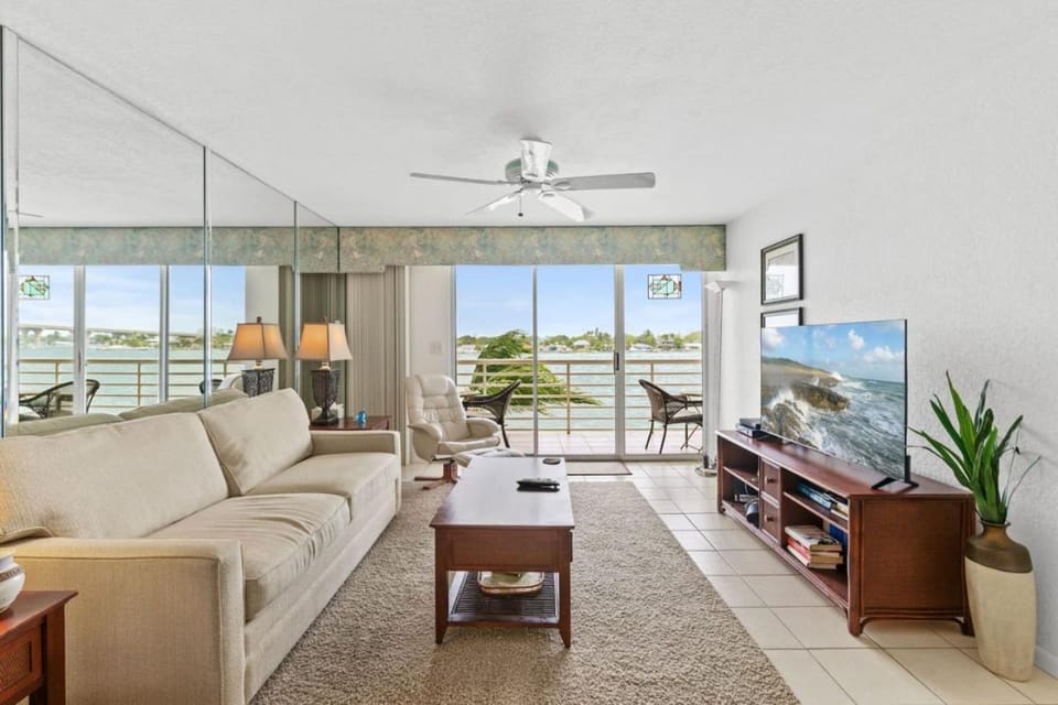 View (from property/room), Living room, Seating area