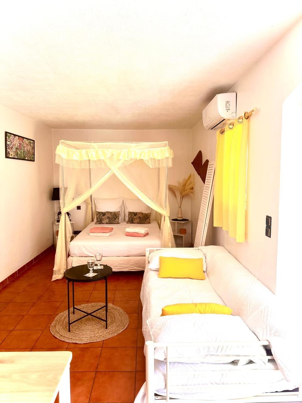 Bed, Photo of the whole room, air conditioner