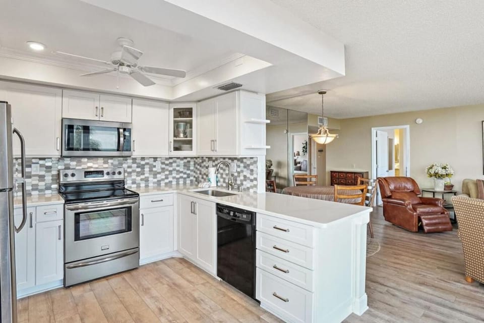 Kitchen or kitchenette, oven