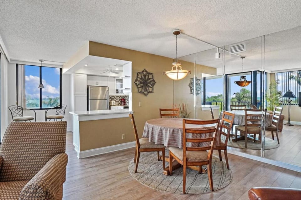 Seating area, Dining area
