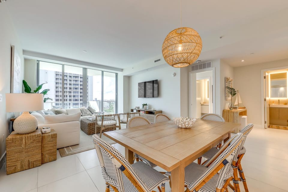 Ocean Views & Pool Access: Riviera Beach Condo! House in Riviera Beach