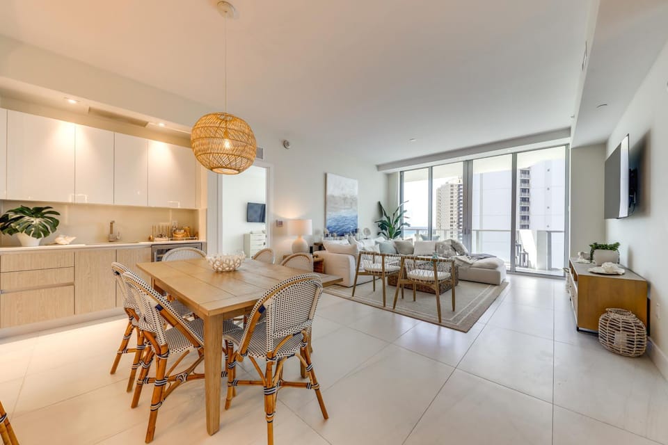 Ocean Views & Pool Access: Riviera Beach Condo! House in Riviera Beach