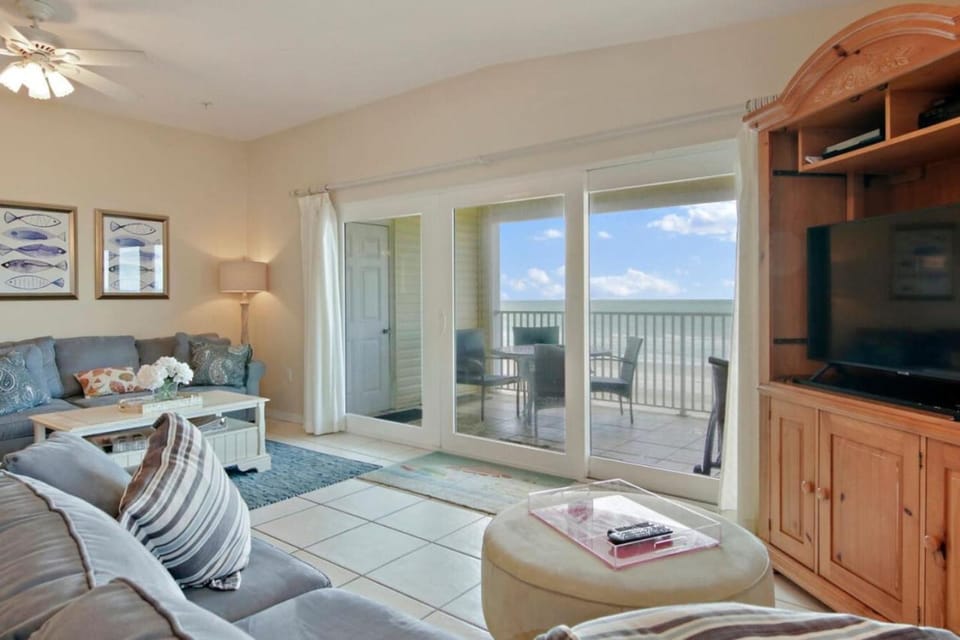 View (from property/room), Balcony/Terrace, Living room