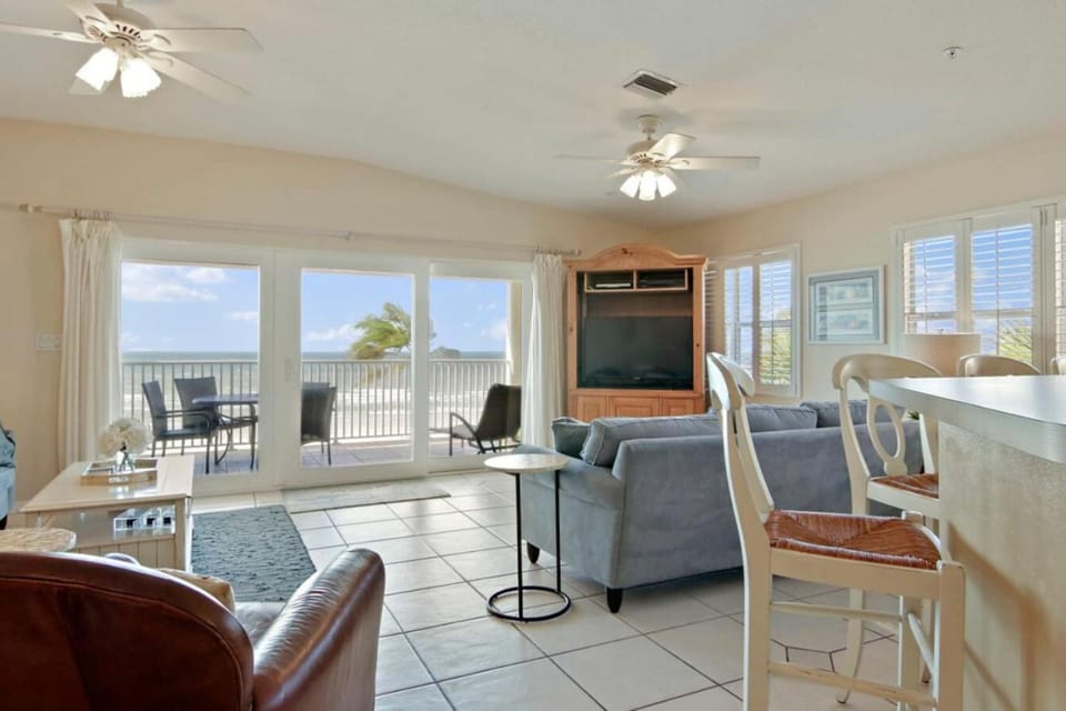 View (from property/room), Balcony/Terrace, Living room