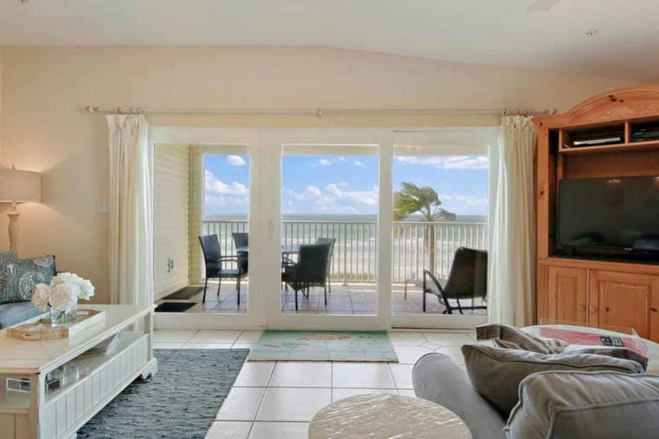View (from property/room), Balcony/Terrace, Living room