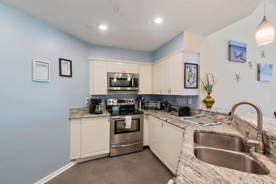 Kitchen or kitchenette, dishwasher, oven, toaster