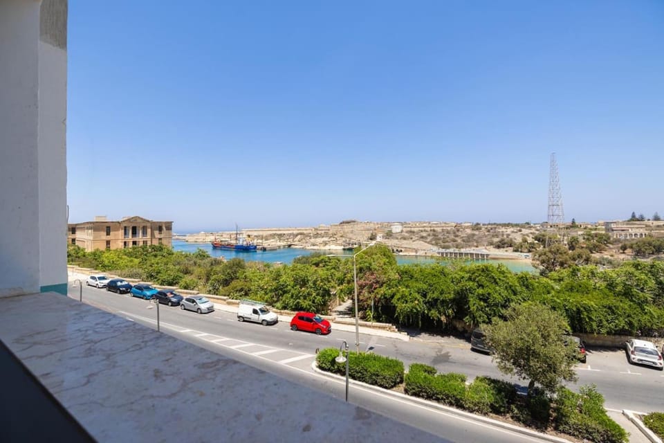 Day, Neighbourhood, Natural landscape, Sea view, Street view, Location, Parking