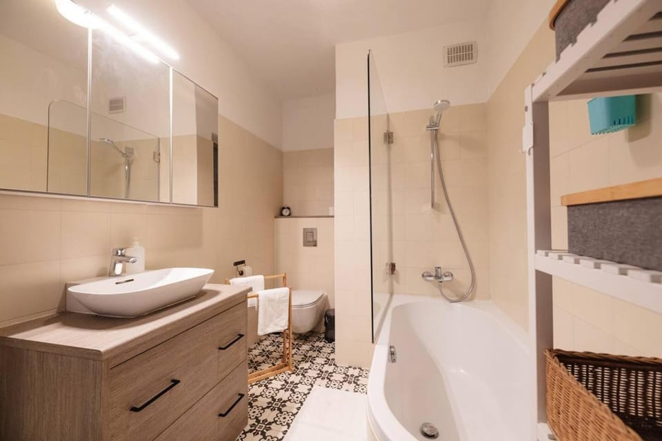 Shower, Toilet, Bathroom, Bath, towels