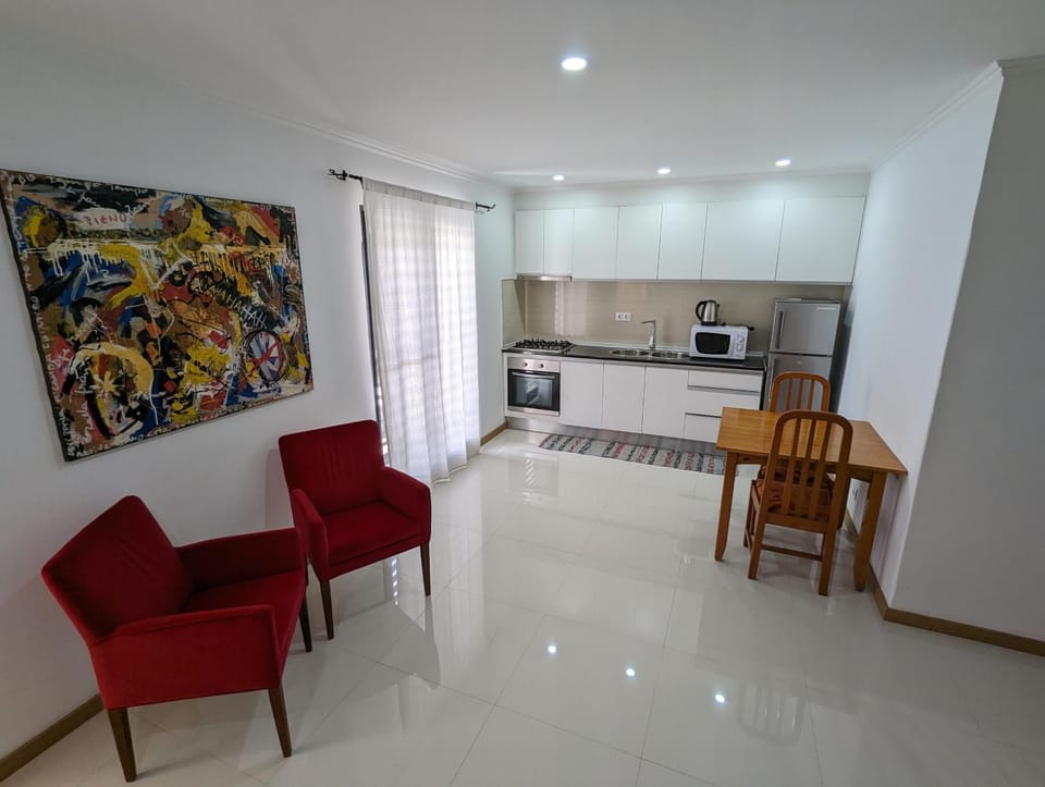 Kitchen or kitchenette, Dining area, oven