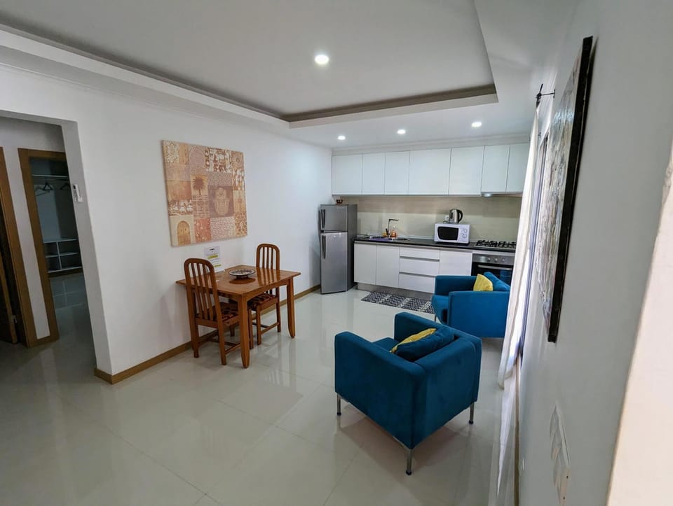 Kitchen or kitchenette, Seating area, Dining area