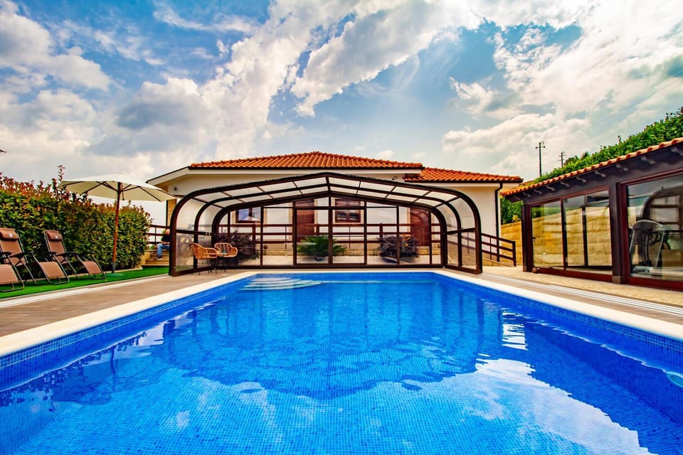 Property building, Day, Pool view, Swimming pool, sunbed