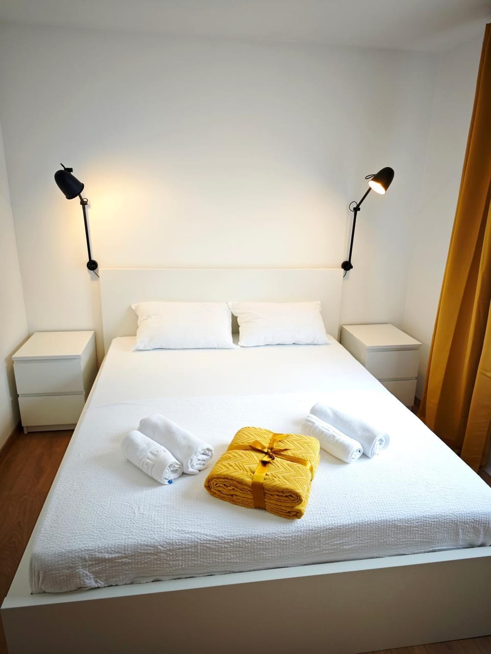 Bed, Bedroom, towels