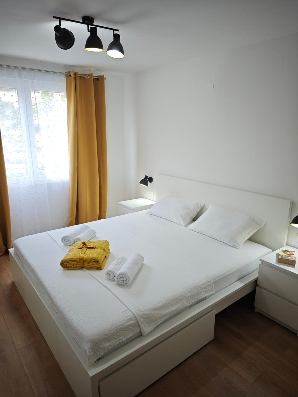 Bed, Bedroom, towels