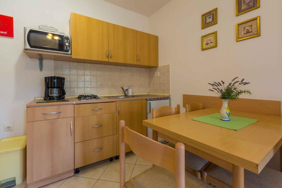 Coffee/tea facilities, Kitchen or kitchenette, Living room, Dining area, microwave