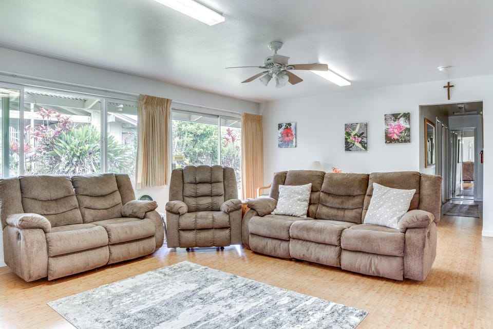 Sunny Hilo Home w/ Game Room: Walk to Golf Course! House in Hilo