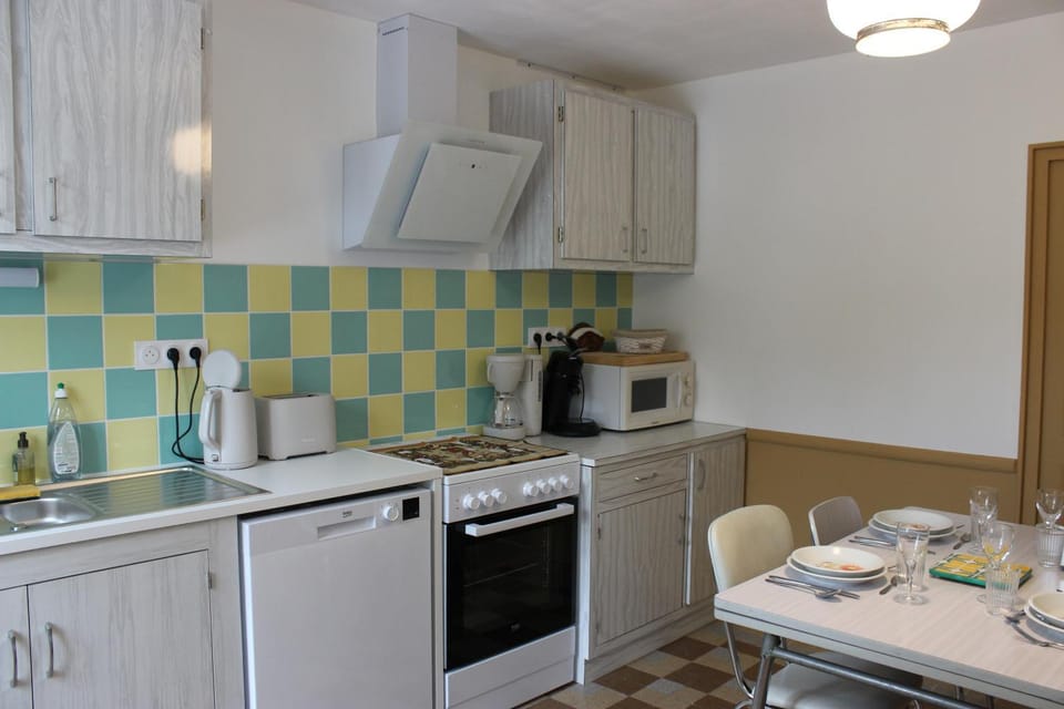 Coffee/tea facilities, Kitchen or kitchenette, dishwasher, stove, toaster