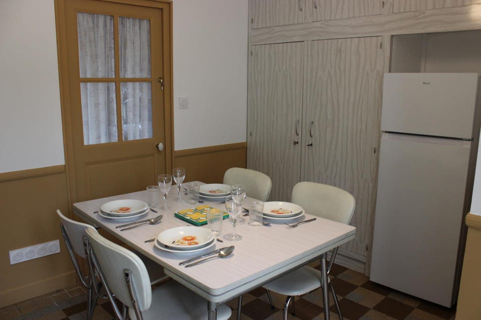 Kitchen or kitchenette, Dining area