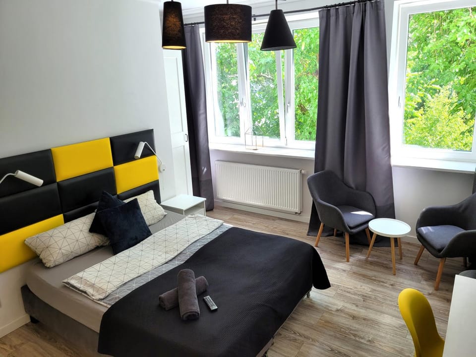 Bed, Photo of the whole room, Seating area, Bedroom