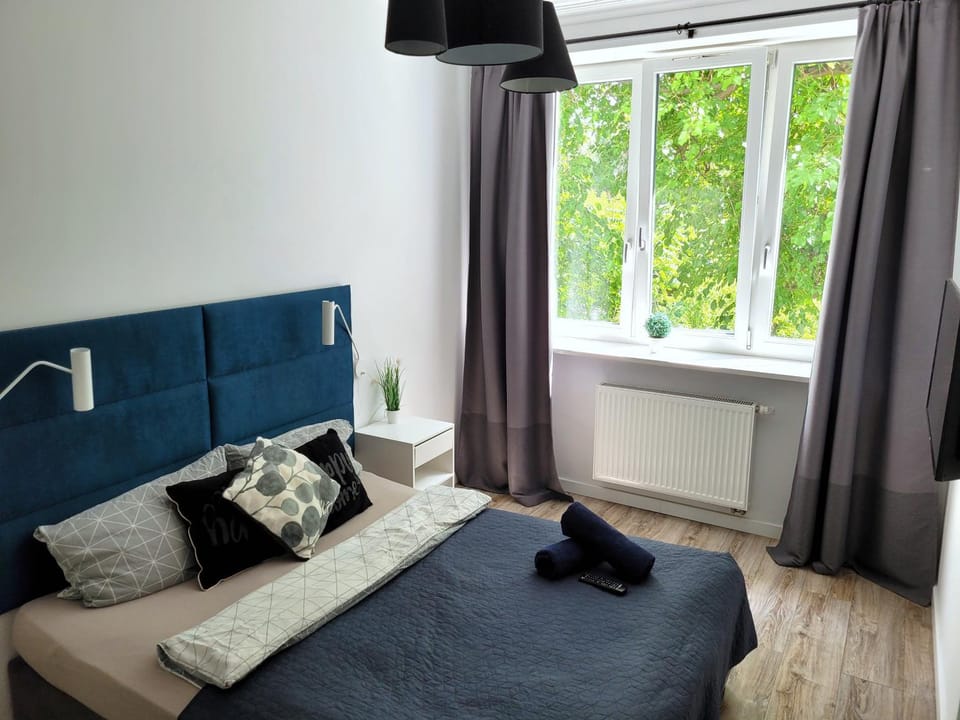 Bed, Photo of the whole room, Seating area, Bedroom