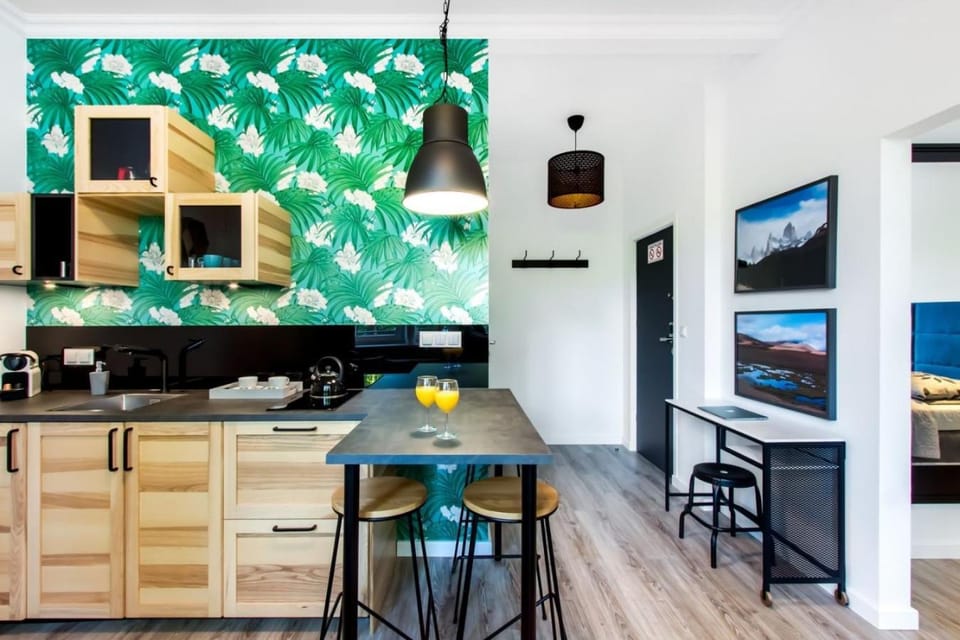 Kitchen or kitchenette, Dining area, oven