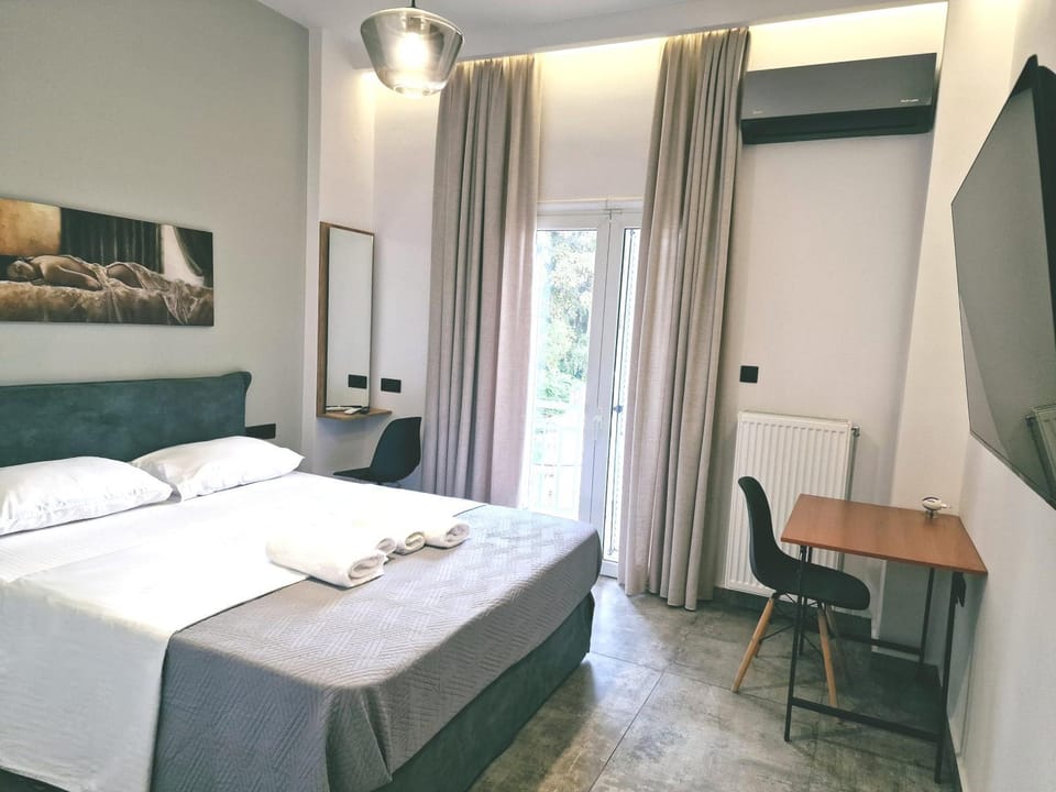 Bed, TV and multimedia, Bedroom, air conditioner