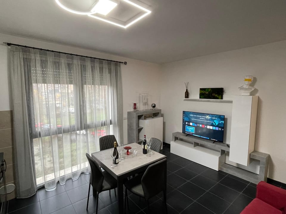 TV and multimedia, Seating area, Dining area