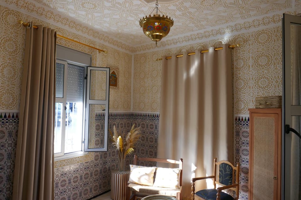 Photo of the whole room, Seating area