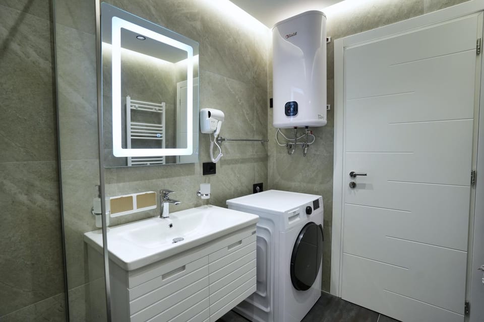Bathroom, Bath, towels, washing machine, dryer