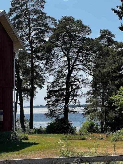 Sjönära fritidshus med pool i lantlig miljö Villa in Stockholm County
