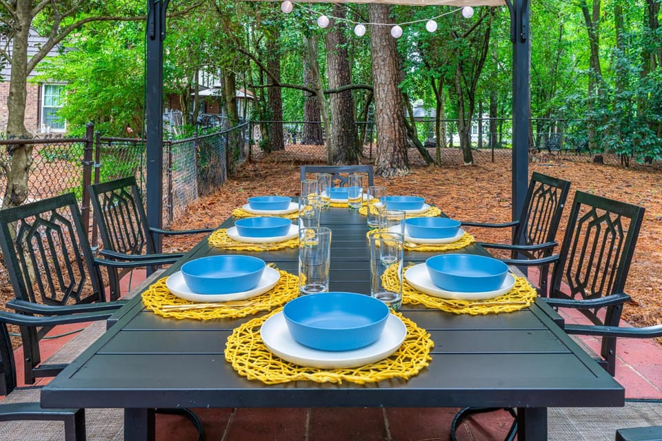 Patio, Dining area, Garden view