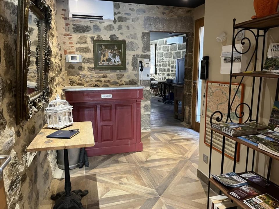 Le 19 - Suite LaFayette 70m2 - Centre Historique - Clim Hotel in Auvergne-Rhône-Alpes
